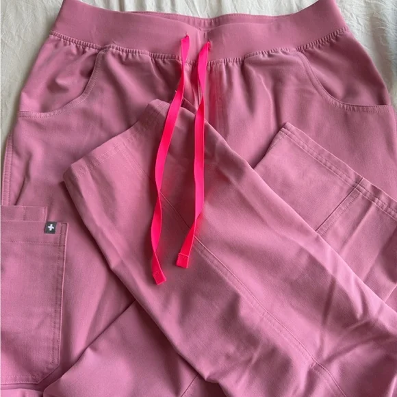 Figs Chalk Pink Kade Cargo Scrub Pants LIMITED EDITION - Picture 3 of 6